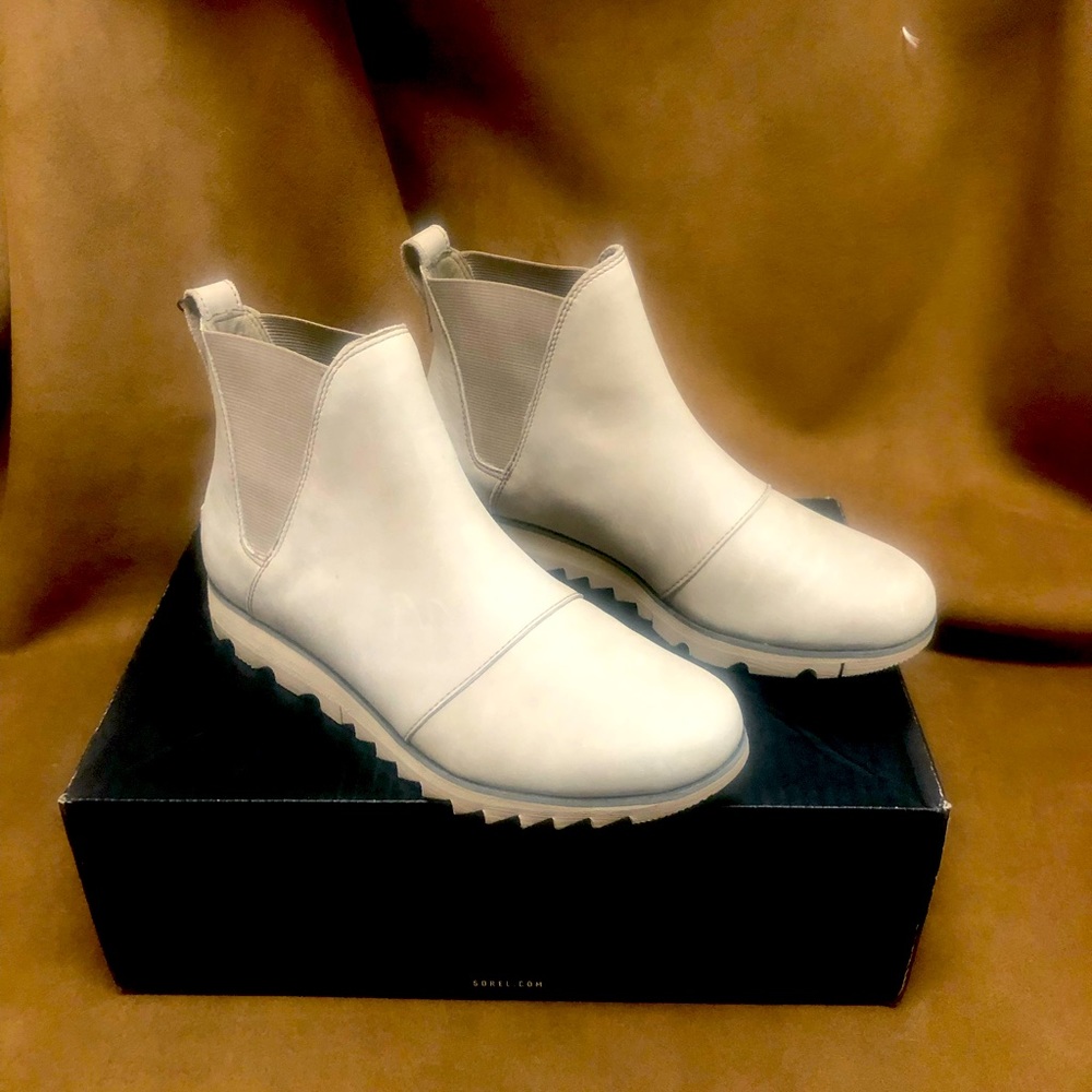 NWT. Sorel Chelsea Harlow waterproof ankle boot. Color: Ash Brown